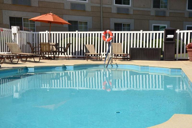 Baymont Inn & Suites Браселтон Экстерьер фото